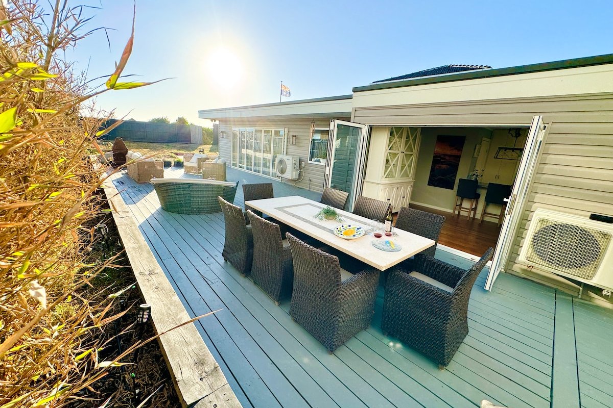 Beachfront 4BR, Unimpeded Bay Views, Hamptons Home gallery image 5