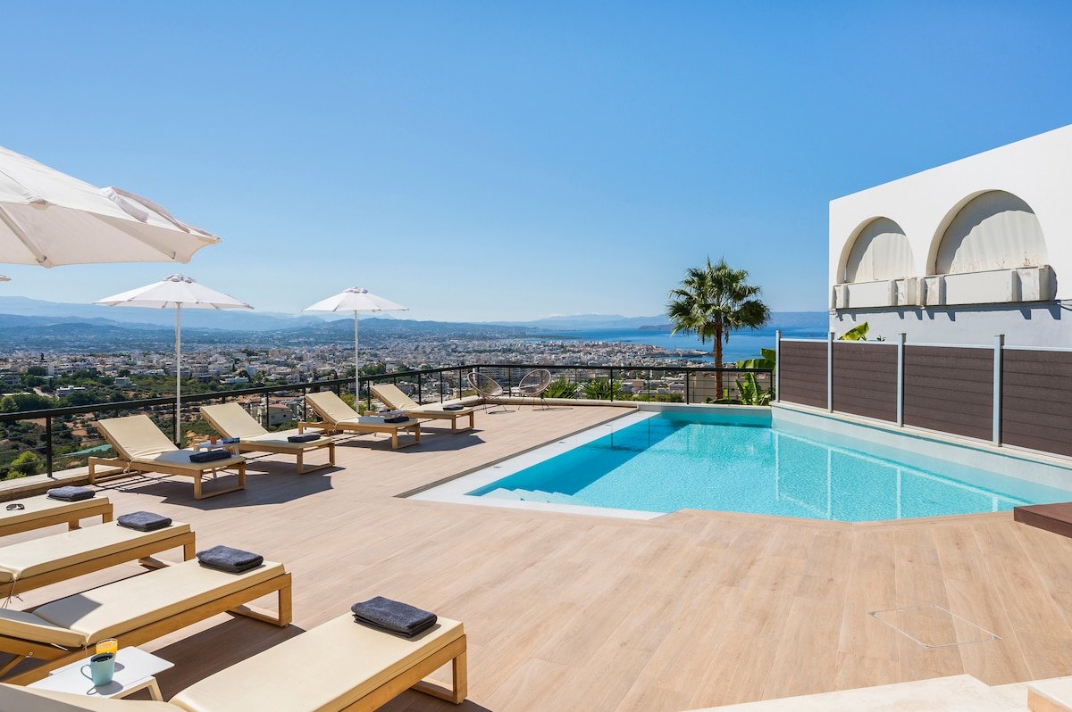 Villa City View-Heated pool-Gym-5 min drive center gallery image 3