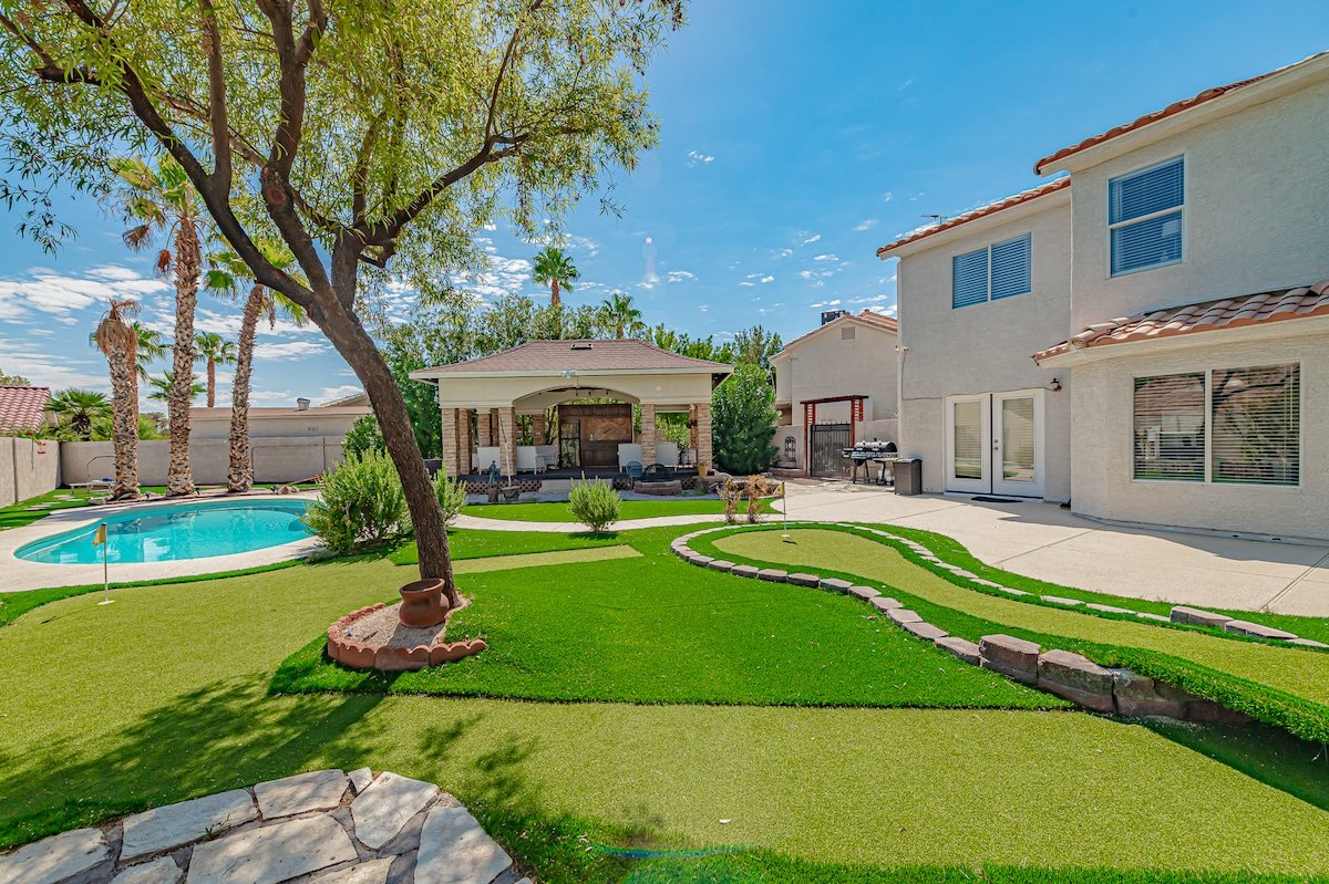 4K Beds, 3.5mi to strip! Pool wHeat/Mini Golf&Bbq! gallery image 2