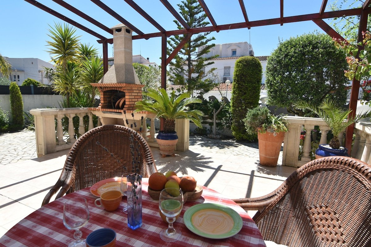 Lovely vacation home with lush garden and spacious gallery image 2