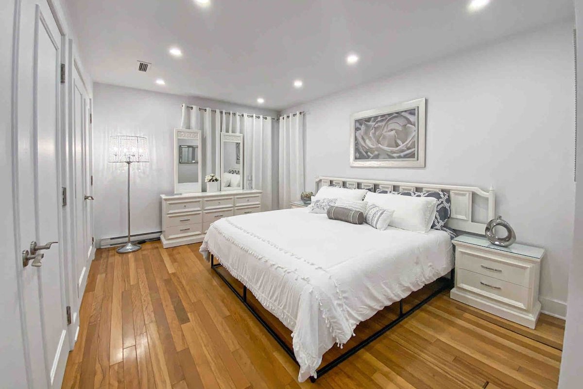 Downtown calm and peaceful 4-BR – with Parking gallery image 2