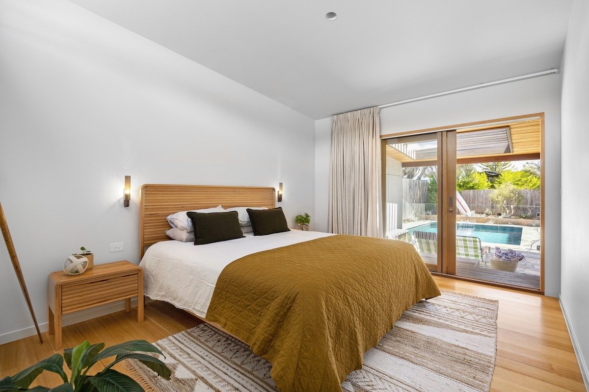 *Ivy Tyrone* -Gas heated Pool, Stunning renovation gallery image 4