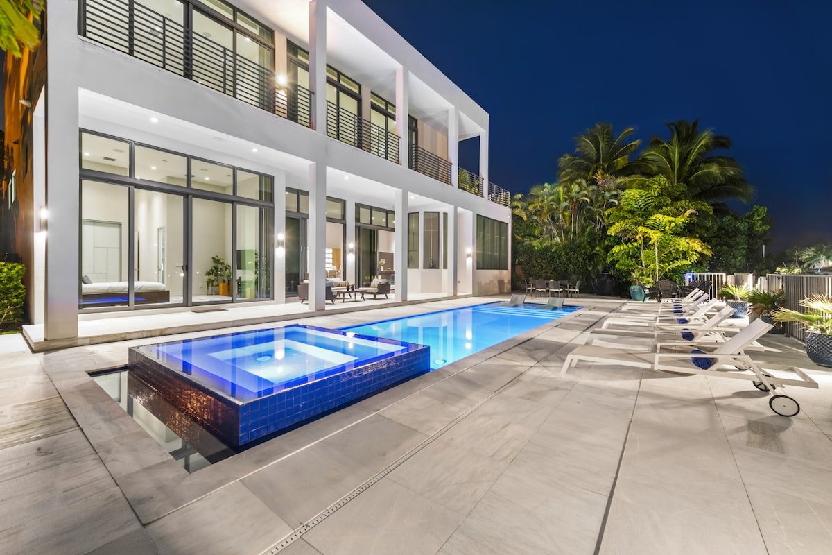 Villa Hayden- Modern Waterfront Gem