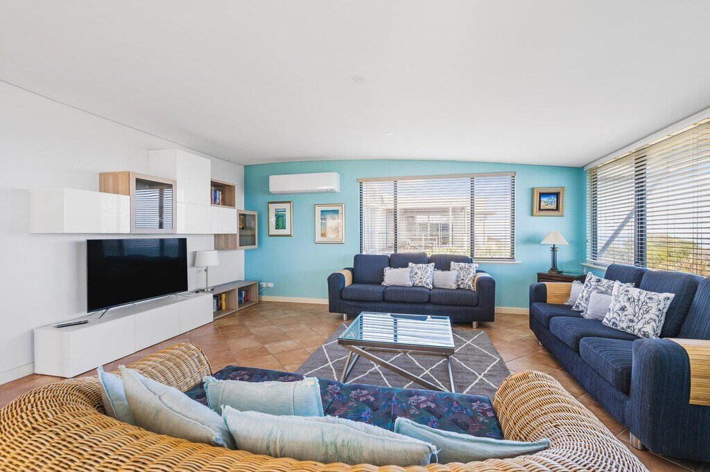 Beachfront house with panoramic ocean views gallery image 4