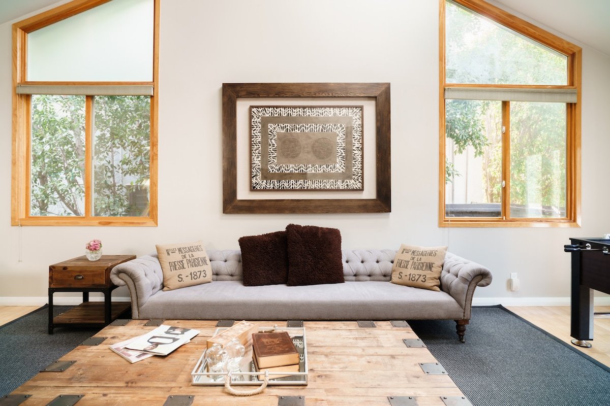 Century City Retreat with High Ceilings gallery image 2