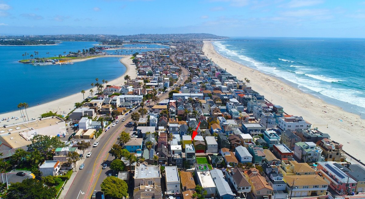 Modern Beach House Steps to Beach w/ Rooftop Deck gallery image 5