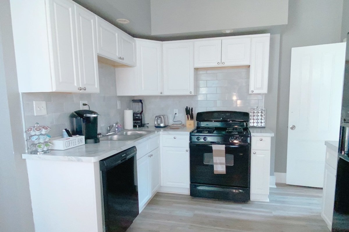 PARK AVE Getaway 4 bdrm/2.5 bath, AC, Parking gallery image 4