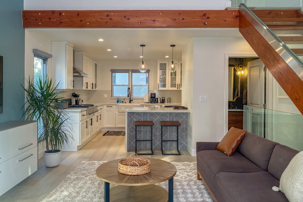 Modern 2-bedroom condo 1 block from Venice beach