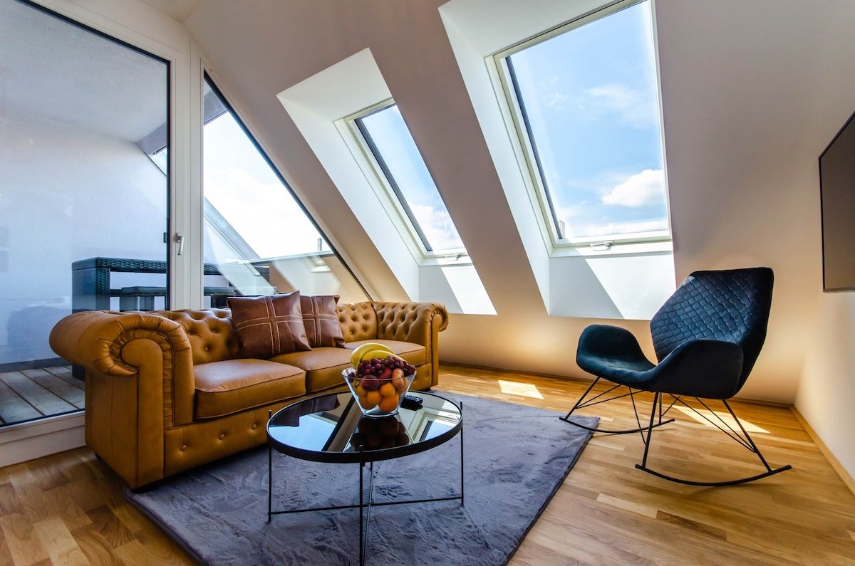 Elegant Penthouse in urban Vienna with Balcony gallery image 2