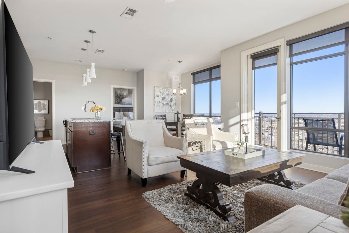 Luxurious Downtown Corner Views 2 bed 2bath 61 gallery image 5