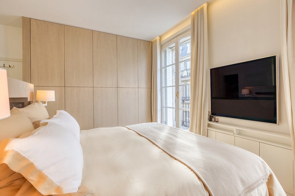 Saint Michel elegant flat 3 BR gallery image 3