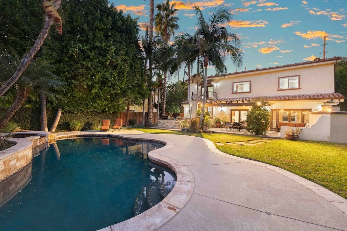 Posh Estate by Universal Studios gallery image 2