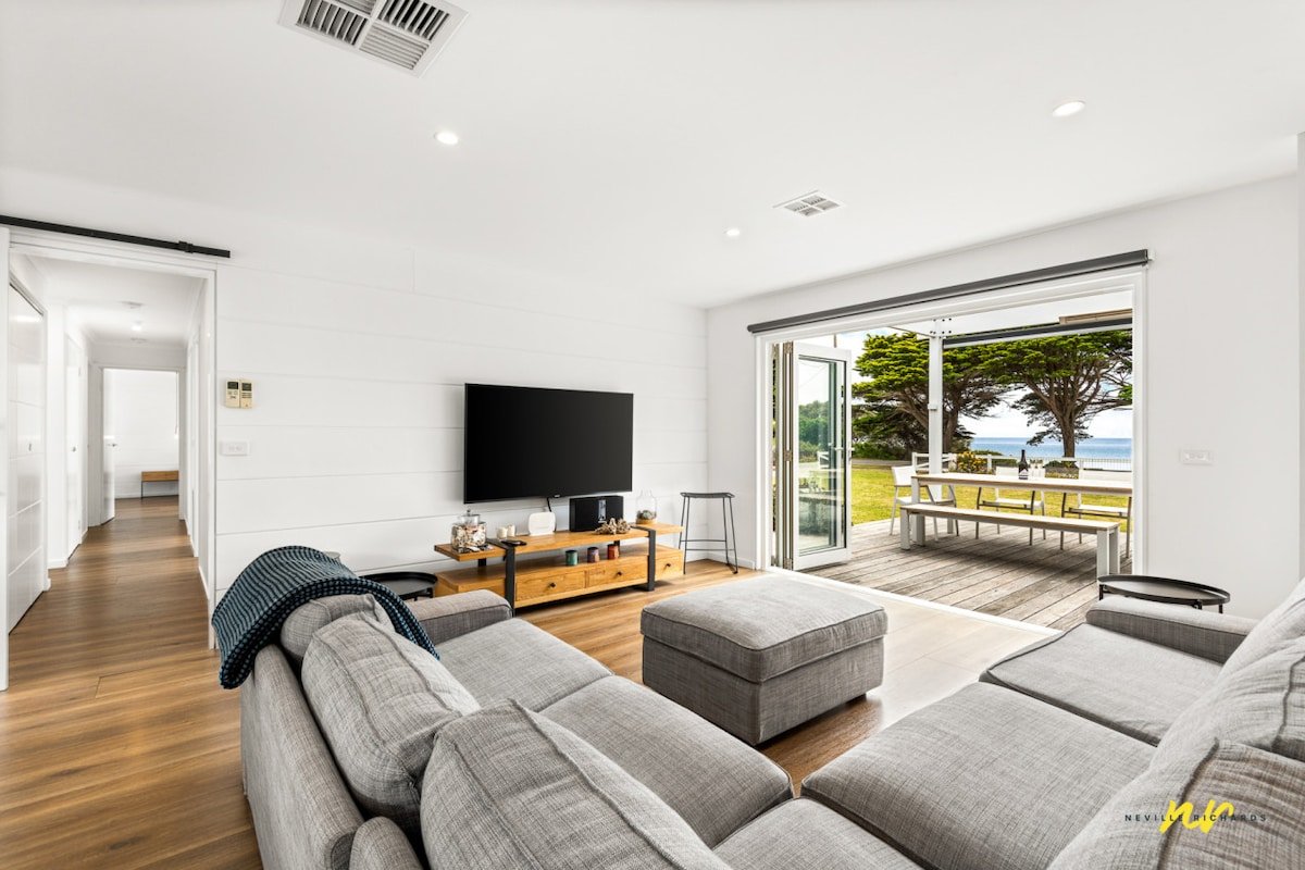 The Esplanade- Beach front, Luxury, Sleeps 8, gallery image 2
