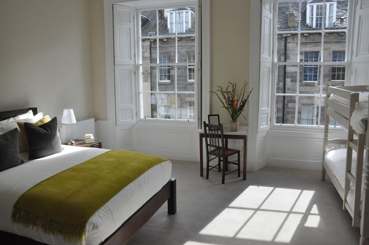 Large and bright 2nd floor city centre apartment gallery image 5