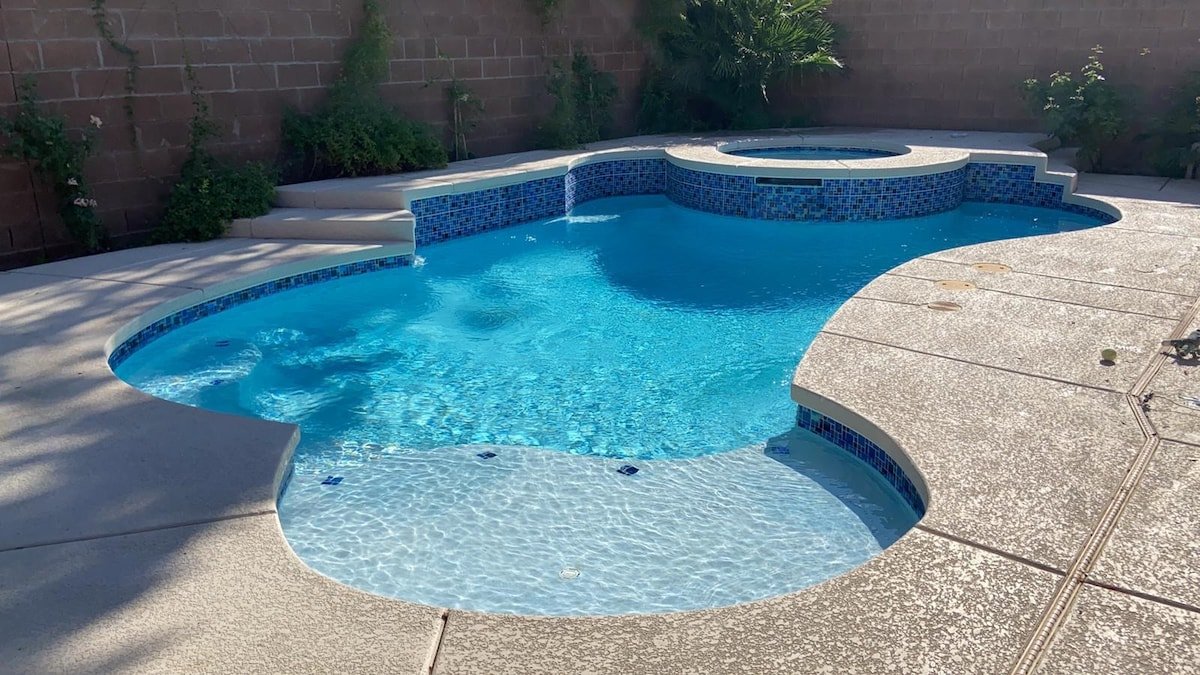 LARGE LUXURY HOME WITH POOL &SPA 15 MIN TO STRIP gallery image 3