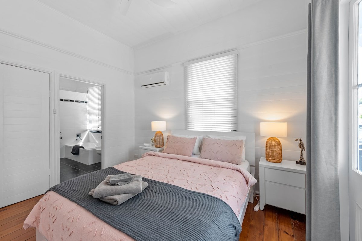 Contemporary Character! 3Bed/1.5Bath/1Car~New Farm gallery image 5