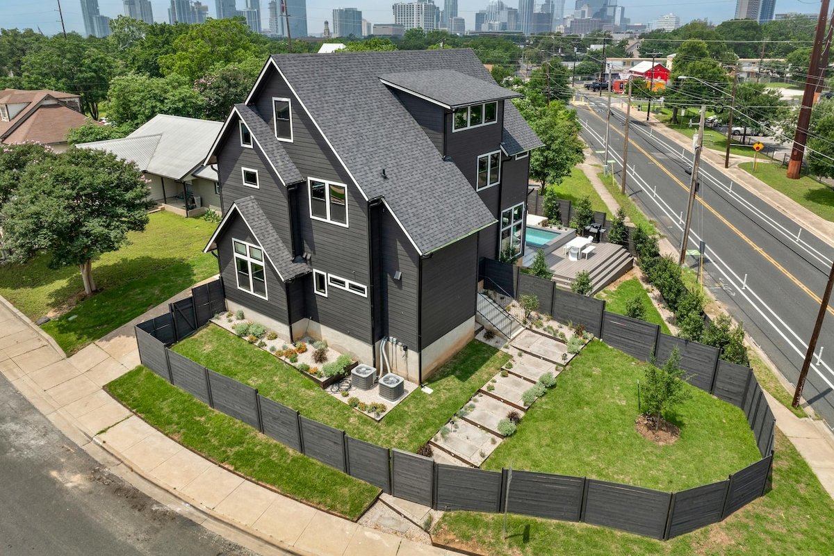 Pool, Lounge + Bar, Projector – Mins to Downtown gallery image 3