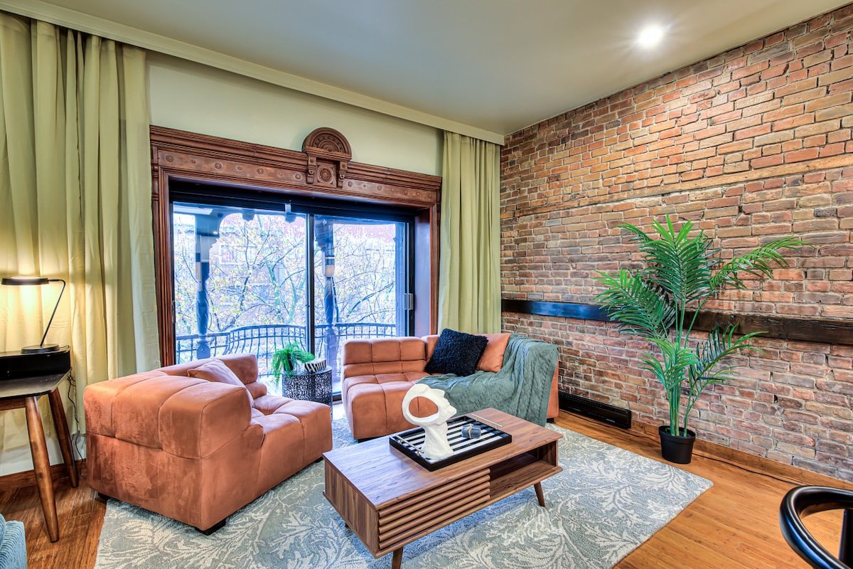 Downtown & Nightlife St Denis Steam Punk Big Group gallery image 3