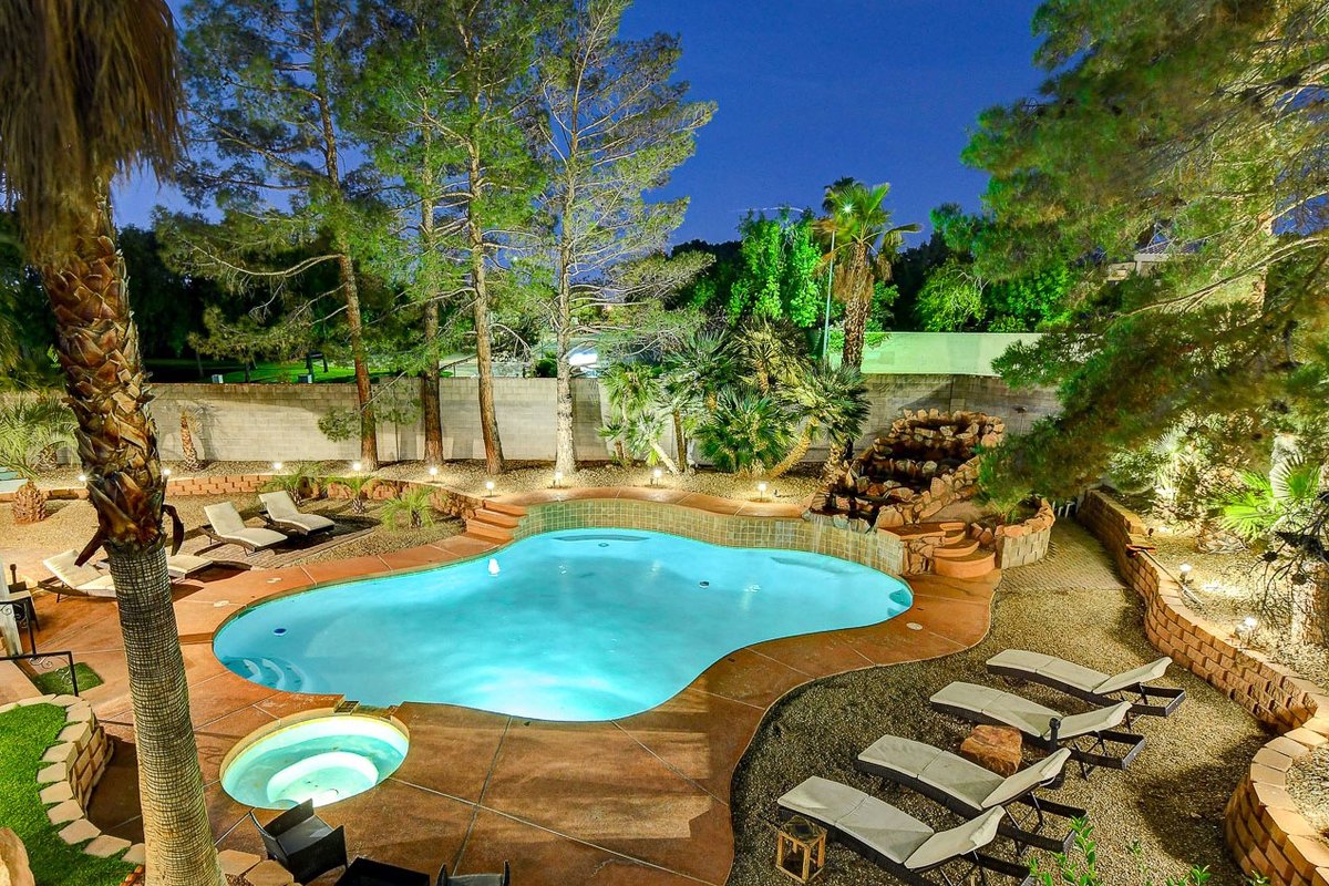 Super Private Vegas Oasis! Close to the Strip!0:)