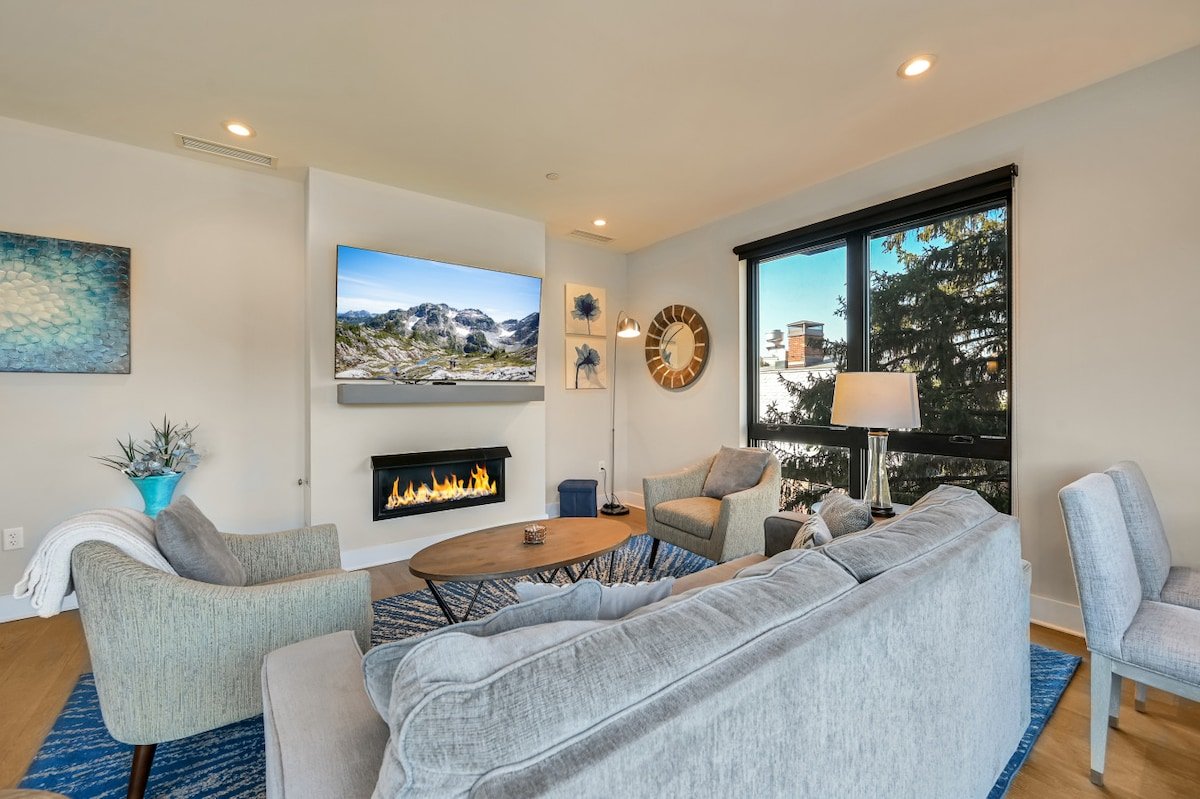 City and Mountain Views with Spacious Balcony gallery image 5