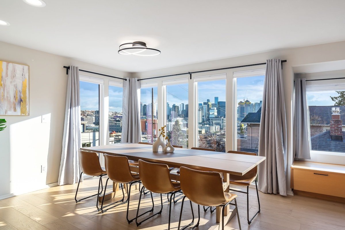 Gorgeous SpaceNeedle & City Views 4B3B gallery image 3