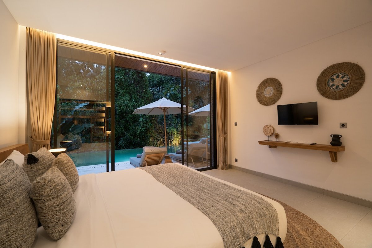 Villa Red Wine : 6 BR Retreat Nearby Ubud Central gallery image 2