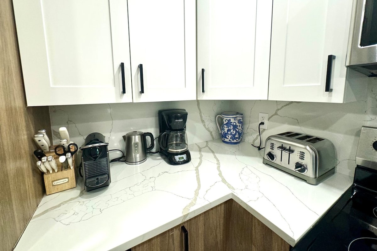 Modern Elegance Meets Comfort 2 Bedrooms- 2 Baths gallery image 5