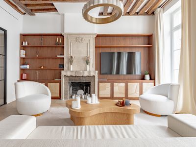 Stylish Rue des Rosiers Gem: Modern 2-Bedroom