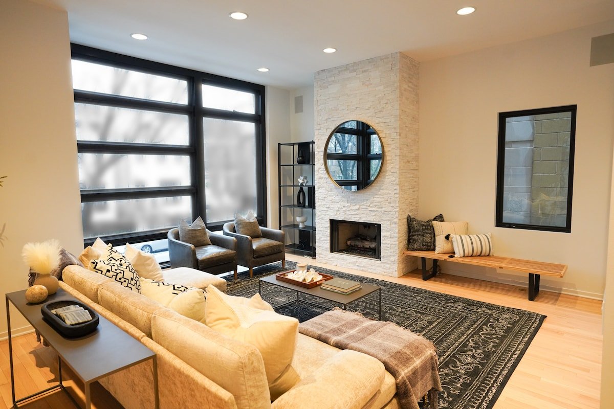 Modern Mega Home in Bucktown – Sleeps 21 gallery image 3
