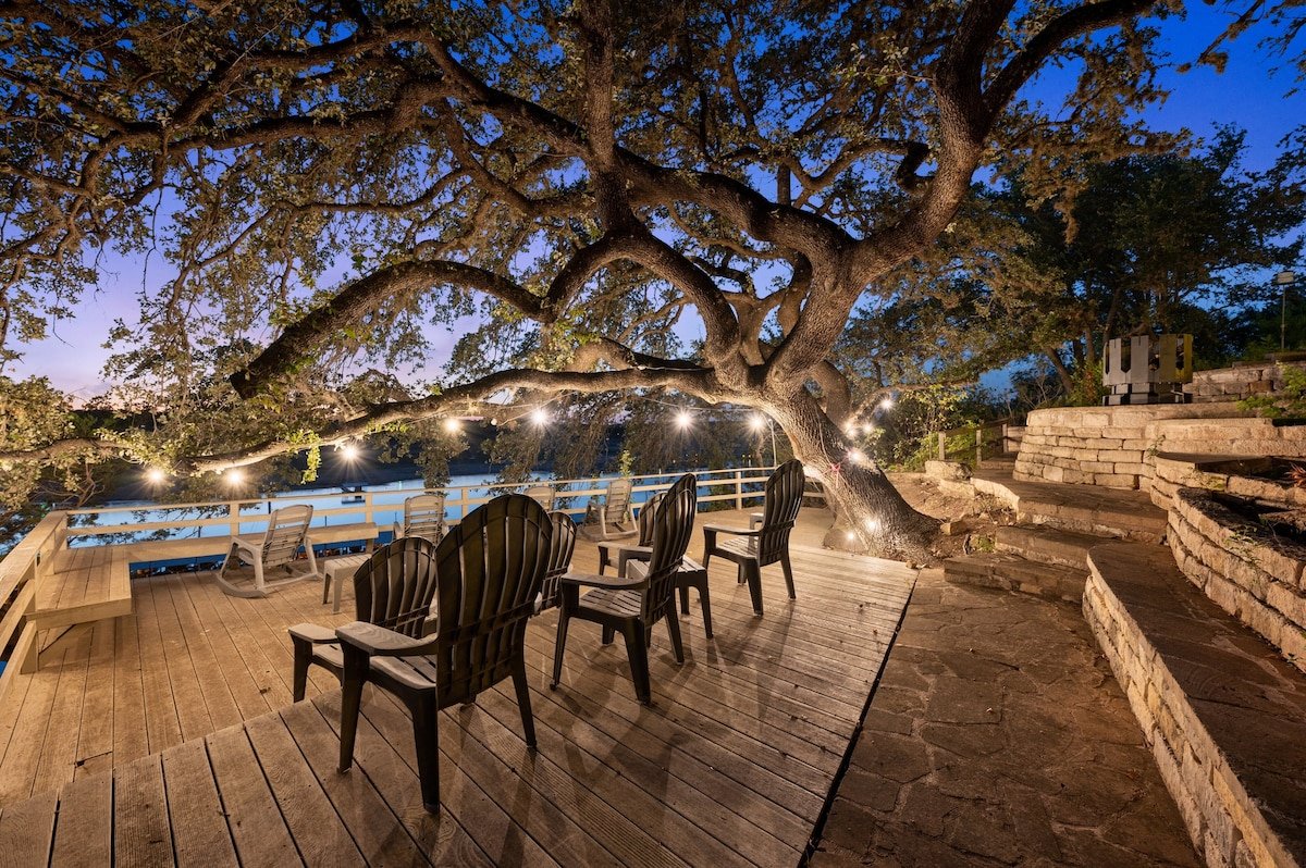 Spectacular Lakefront Oasis. gallery image 2