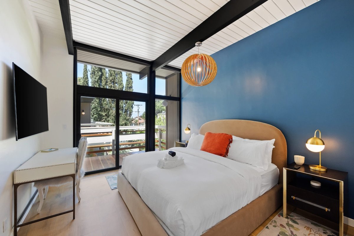 New Listing! Architectural Oasis by Colby & Conrad gallery image 2