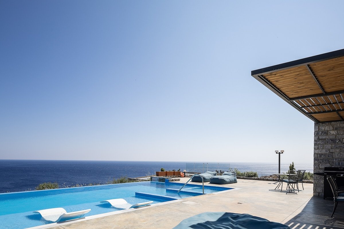 Stunning Seafront complex with 2 infinity pools! gallery image 2