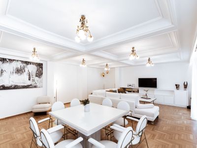 Luxury 3BD Apartment in the Heart of the City