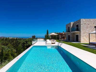 Two private pools, hot tub, nature views!