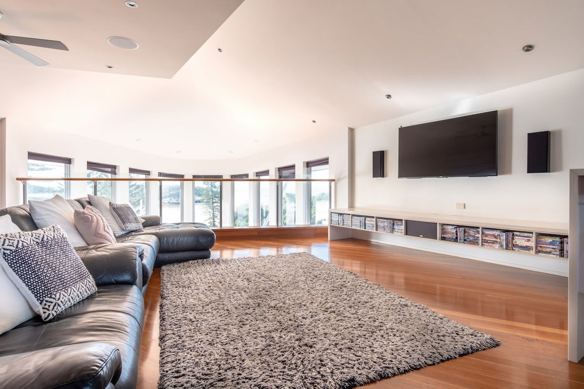 Amazing Currimundi Lakefront Ocean Penthouse gallery image 5