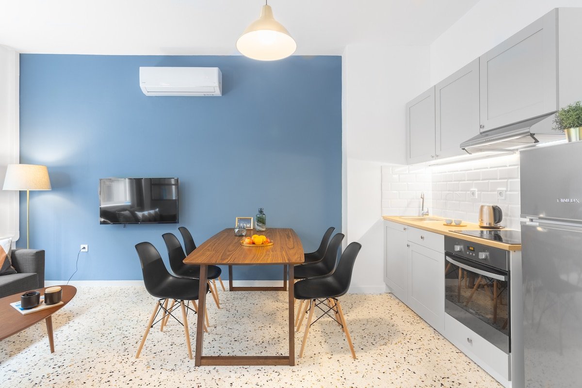 3BDR DESIGNER LOFT APT2&ROOF ACCESS ACROPOLIS VIEW gallery image 5