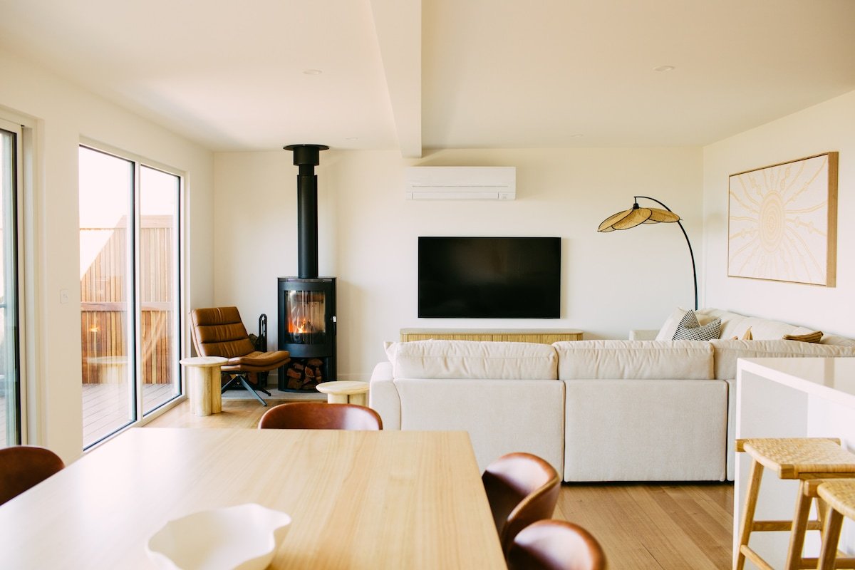 Spectacular Ocean Views – Walk to the Beach gallery image 5