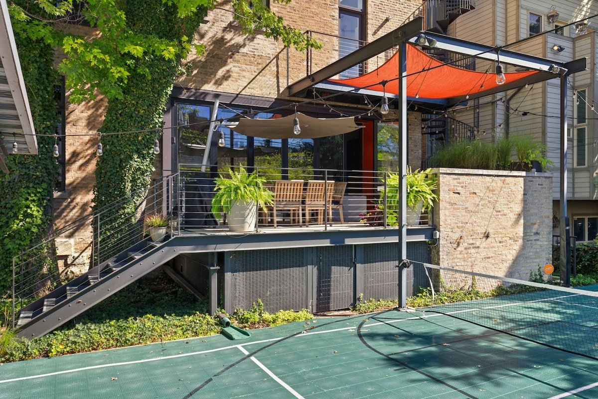 Lincoln Park Joyful Home for 12 gallery image 4