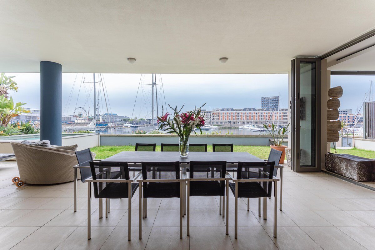 Outstanding V&A Marina Waterfront Marina villa gallery image 4