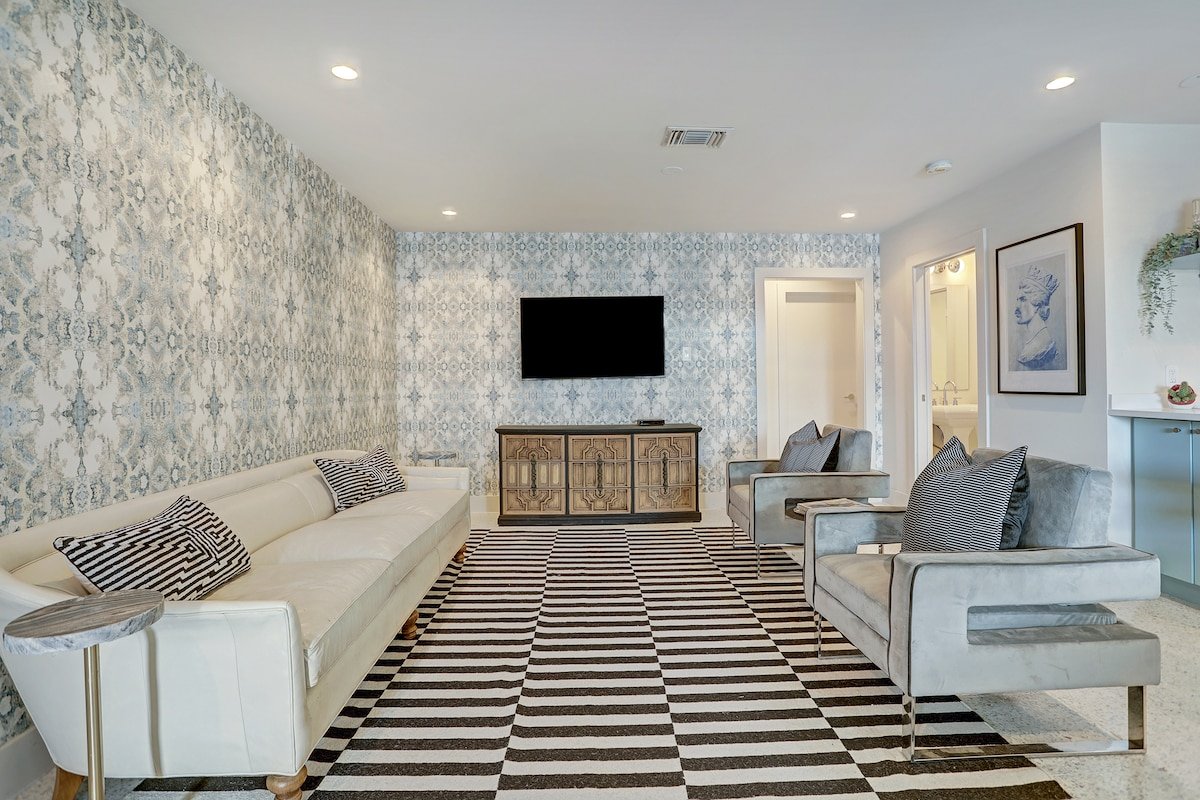 Two Adjacent Condos in Ideal Location! 3 BR/2 Bath gallery image 2