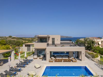 Seafront Luxury Spa Villa •H. Pool• Gym• for 10-12