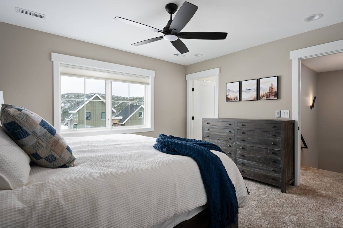 Breathtaking Mountain Manor, Huge Deck w/ Hot Tub, gallery image 3