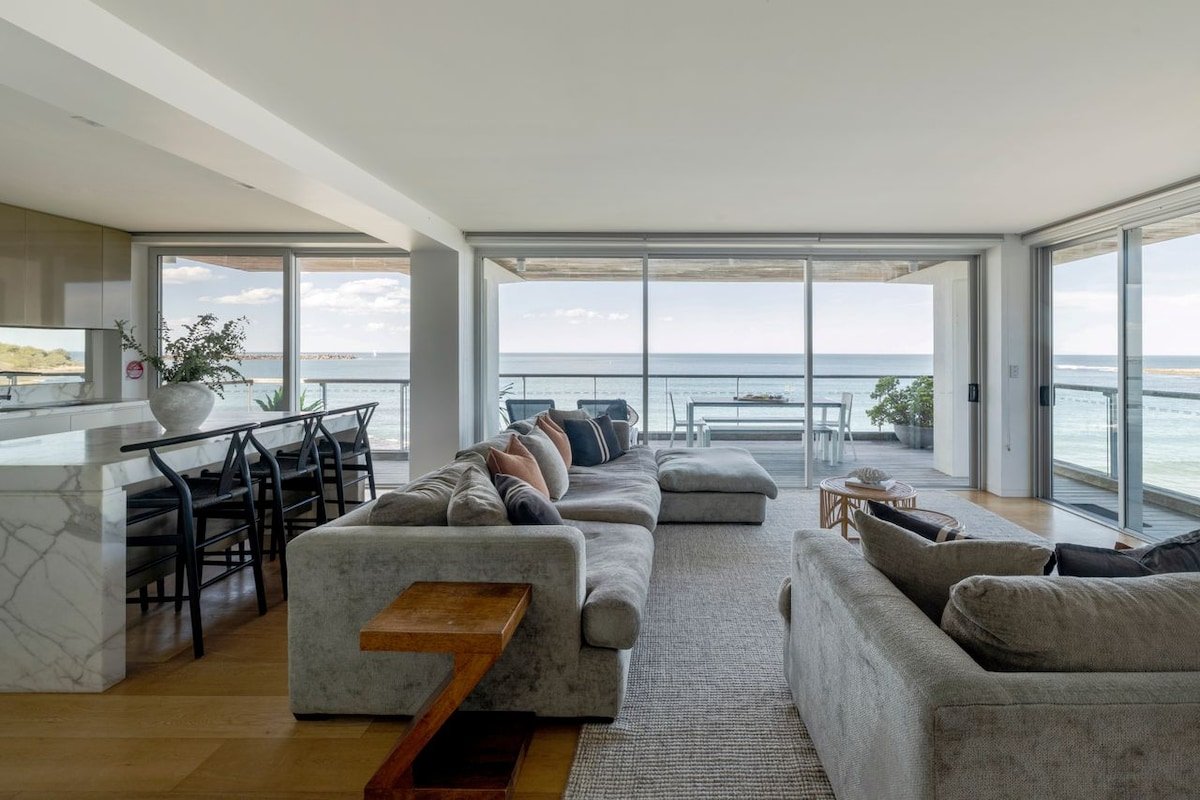 On The Rocks | Beachfront To Convent Beach gallery image 3