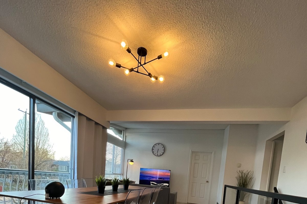 Beautiful Vancouver Special Home gallery image 3