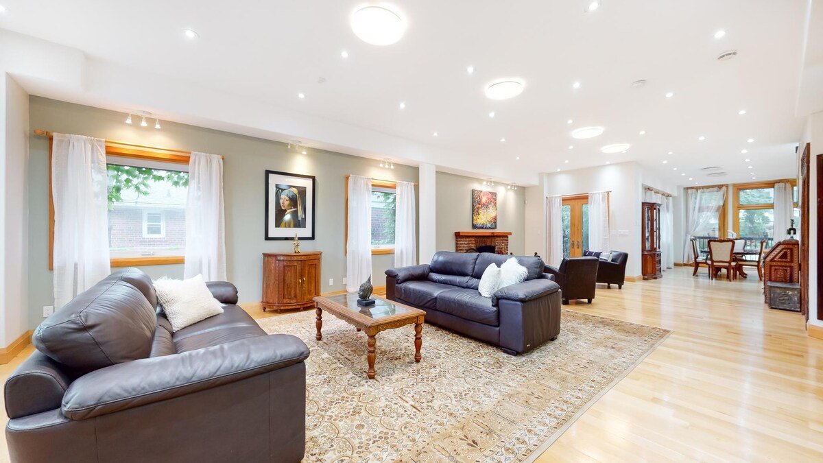 Beautiful House- Bayview Village gallery image 4