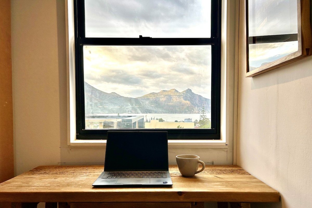 Stunning Ocean & Mountain Vistas in Hout Bay gallery image 5