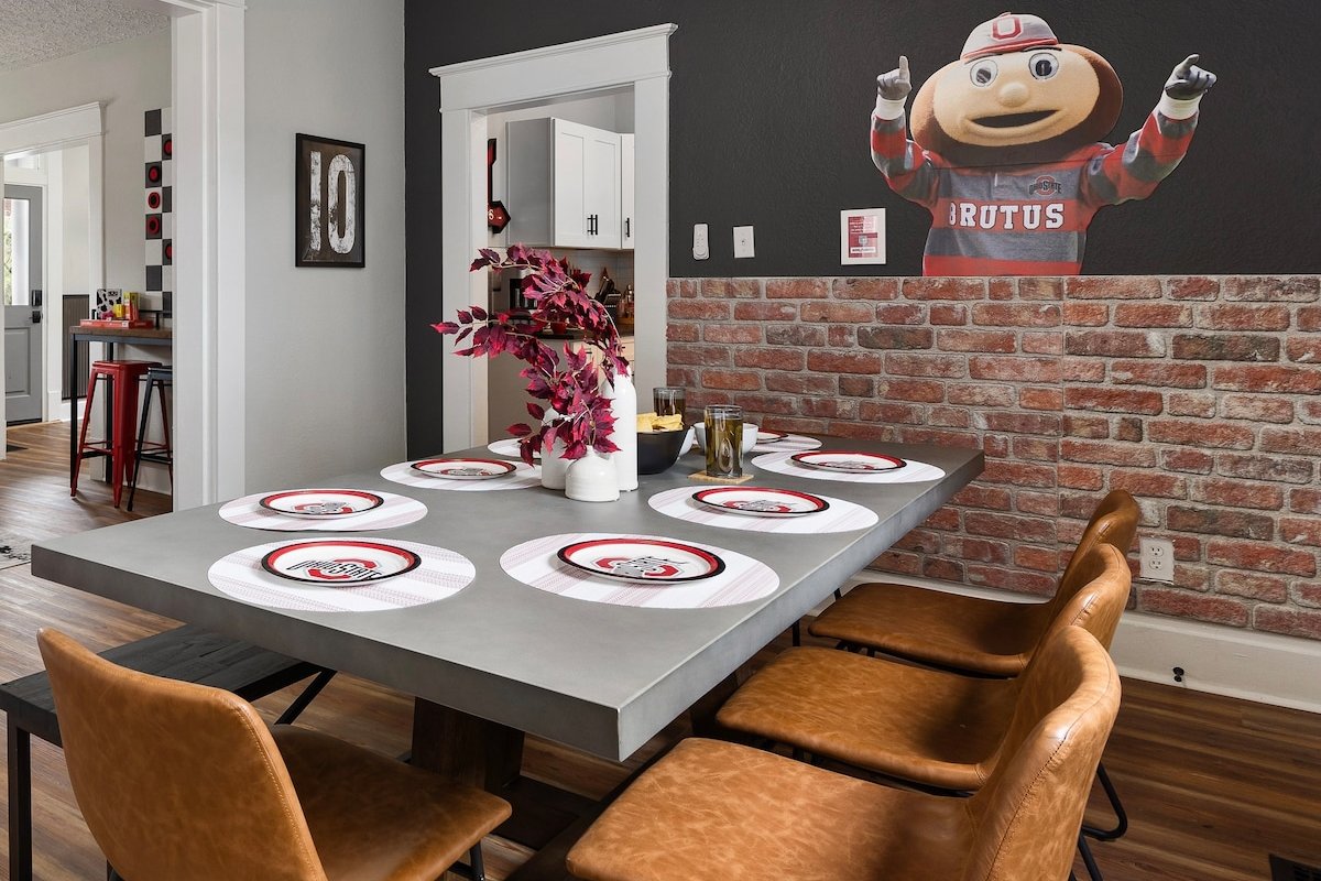 Buckeye Retreat • Sleeps 11 • Game Room • Parking gallery image 4