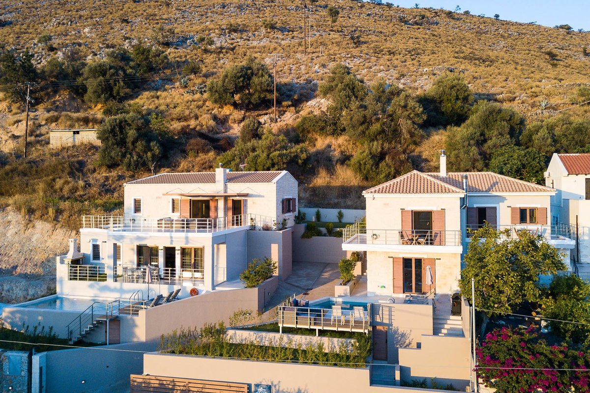 Modern Villas with nature views, 6 BD, 2 pools!