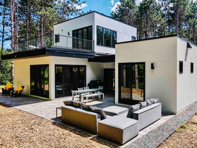 Lake House Retreat: Modern, Stylish, Arty, Fun