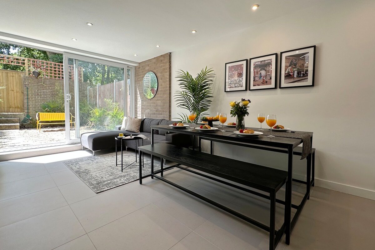 Modern 5-BR Featuring Private En Suites and TVs gallery image 3